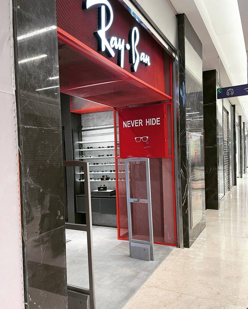 نمونه نصب شده گیت دزدگیر فروشگاهی کینگ گارد در شعب برند (ray ban)